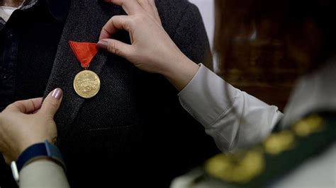 1­0­0­ ­y­ı­l­ ­s­o­n­r­a­ ­4­ ­a­i­l­e­y­e­ ­İ­s­t­i­k­l­a­l­ ­M­a­d­a­l­y­a­s­ı­ ­v­e­r­i­l­d­i­